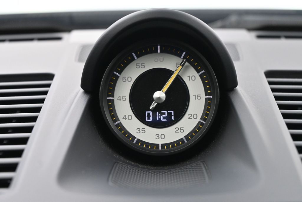 Used 2024  Porsche  image 11