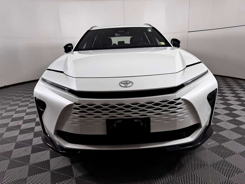 Used 2025 White Toyota XLE image 17