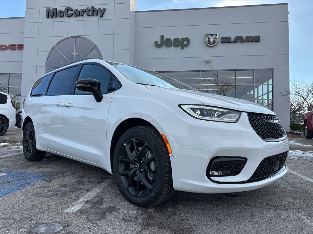 2026 Chrysler Pacifica Select AWD's photo