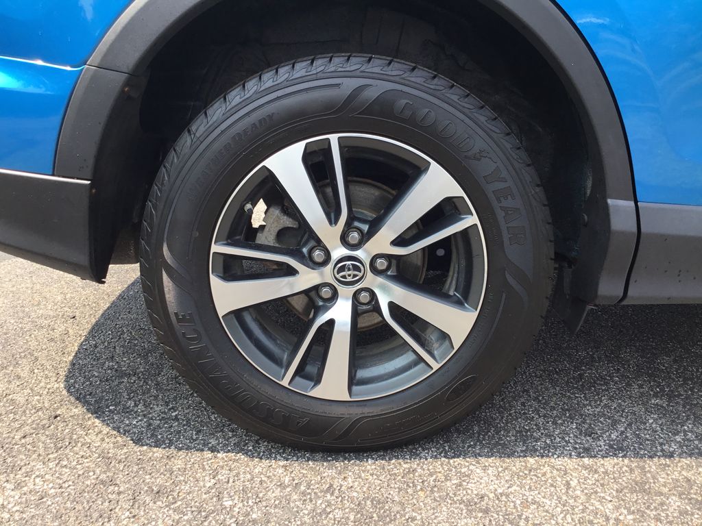 Thumbnail: 2018 Toyota RAV4 - 11