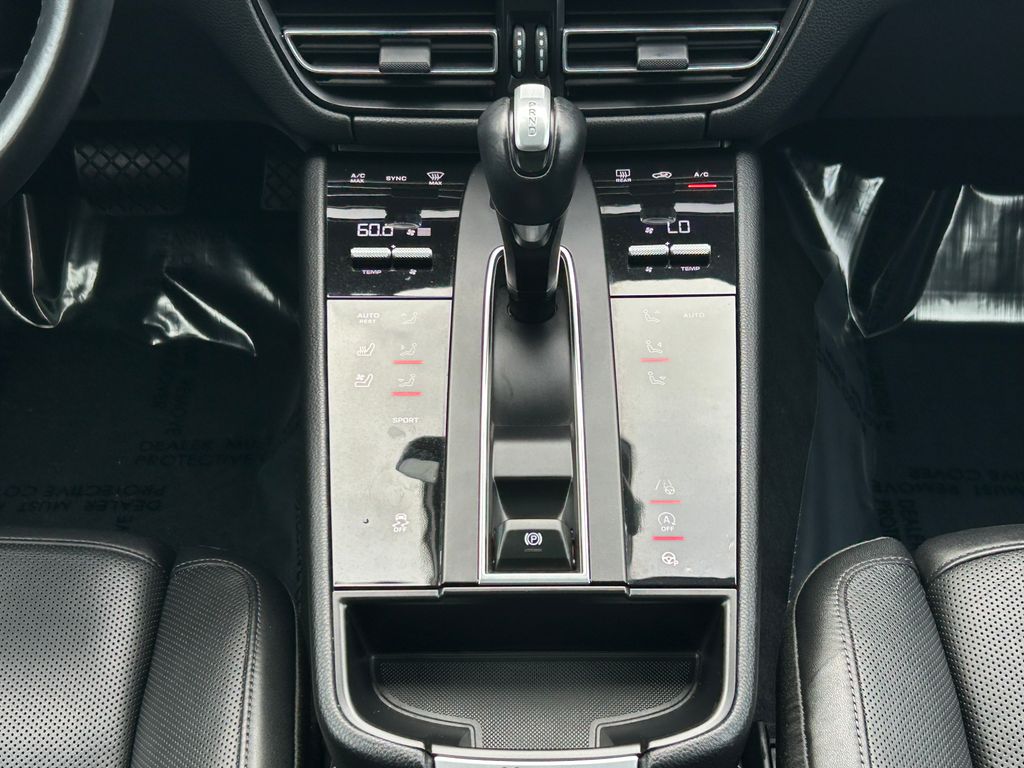 Thumbnail: 2023 Porsche Macan - 25