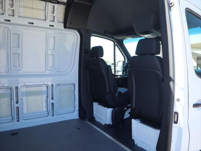 Thumbnail: 2025 Mercedes-Benz Sprinter - 24