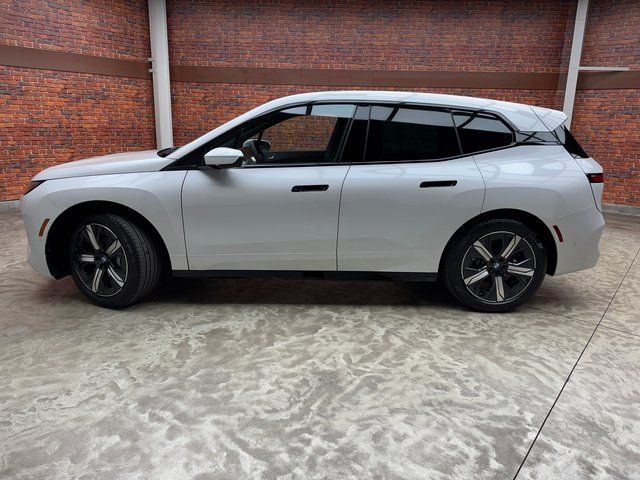 New 2026 White BMW xDrive60 image 2