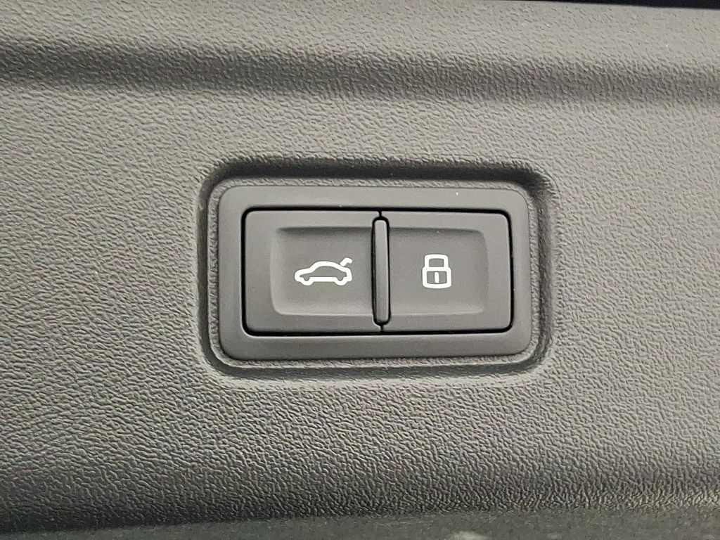 Thumbnail: 2025 Audi e-tron S - 27