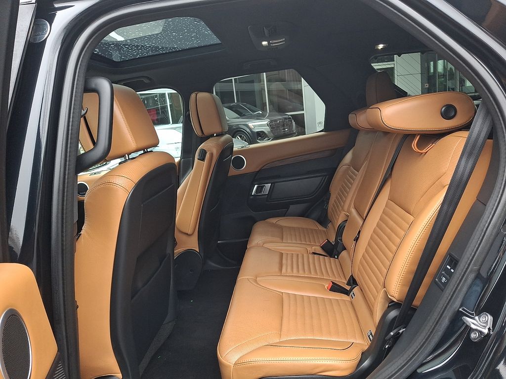 Thumbnail: 2019 Land Rover Discovery - 10