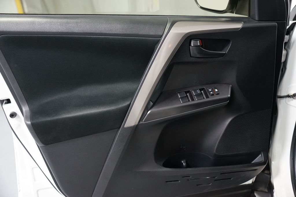 Thumbnail: 2017 Toyota RAV4 - 27