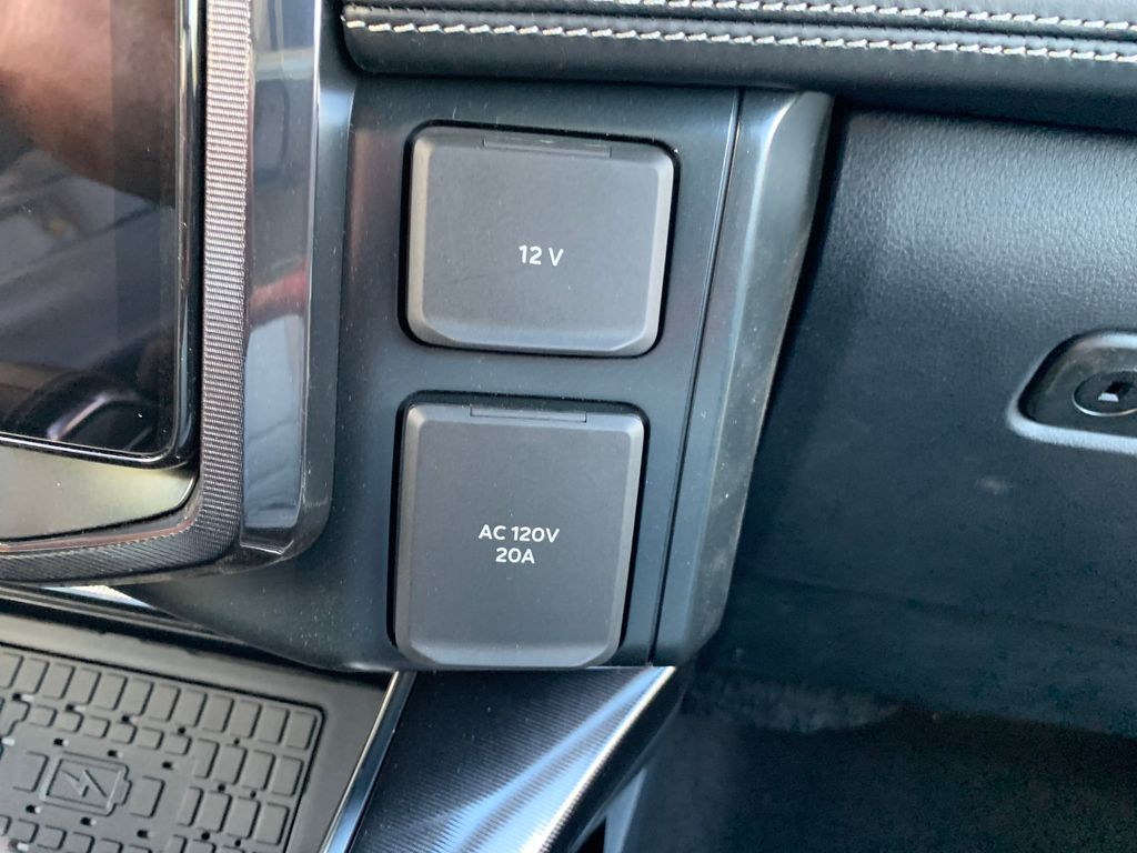2025 Ford F-150 Lightning Platinum photo 19