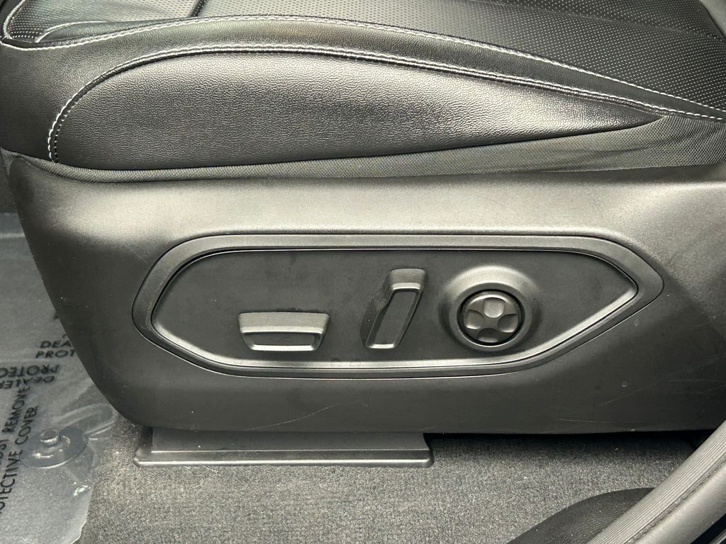 Used 2024 Diamond Black Crystal Pearlcoat Jeep Limited image 12