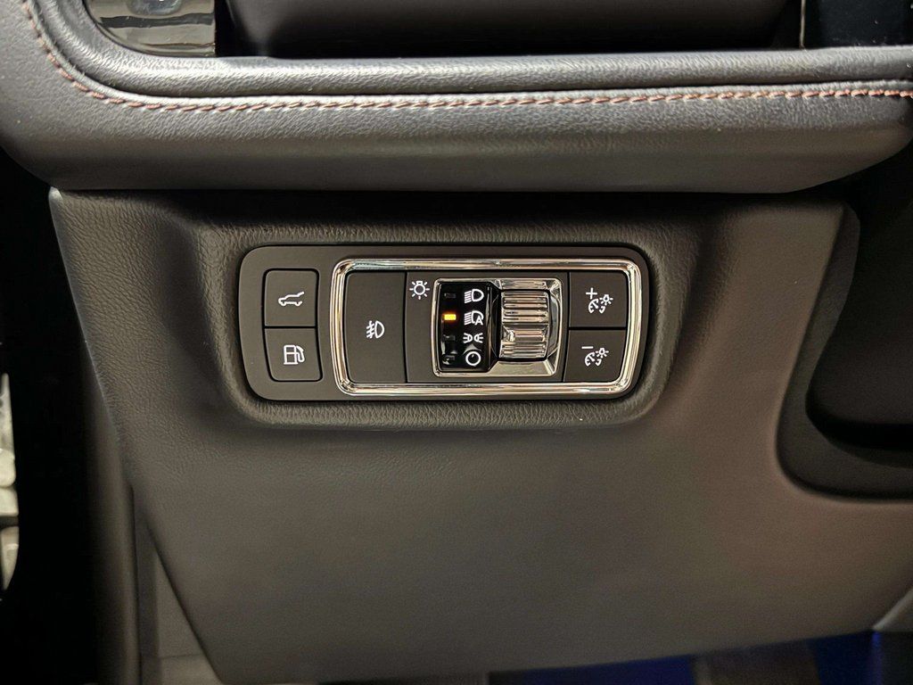 Certified Used 2022 Infinite Black Metallic Clearcoat Lincoln Grand Touring image 11