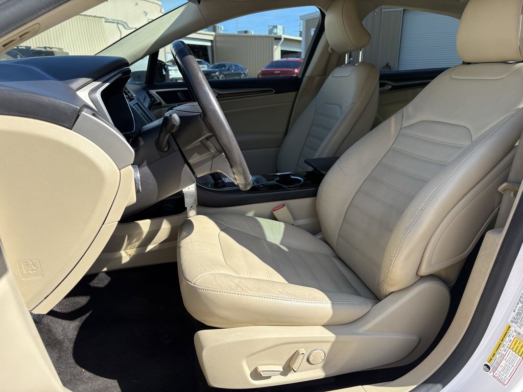 Used 2015 White Platinum Clearcoat Metallic Ford SE image 12