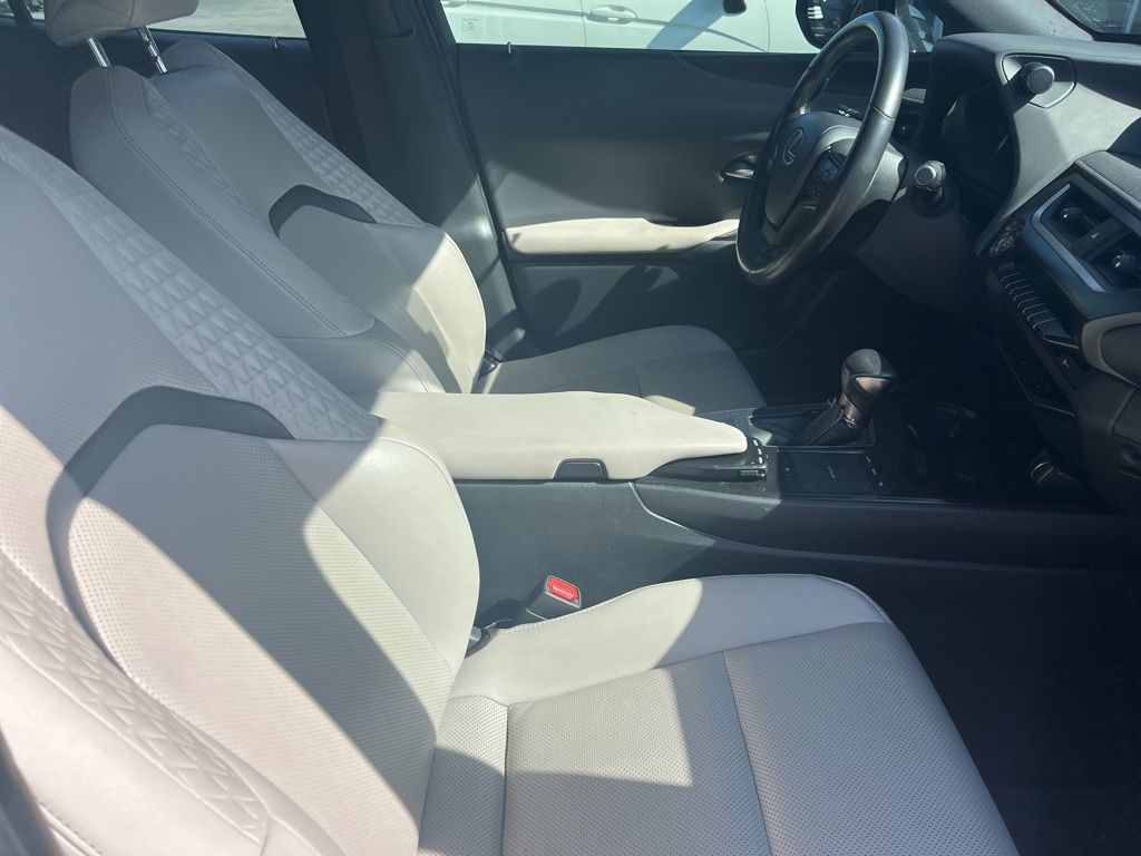 Thumbnail: 2022 Lexus UX - 4