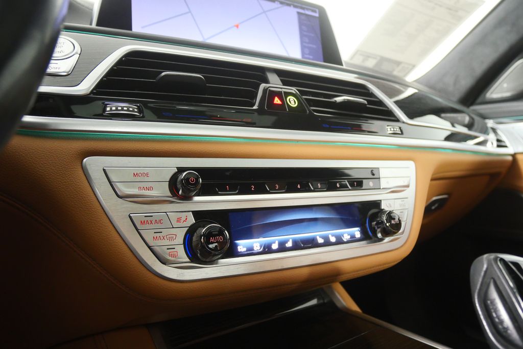 Thumbnail: 2022 BMW 7 Series - 23