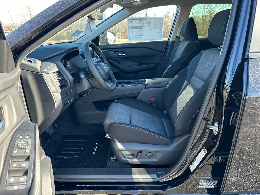 2025 Nissan Rogue SV photo