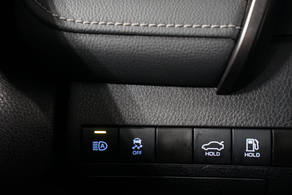 2022 Toyota Camry SE 24