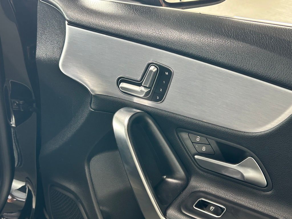 Used 2020 Cosmos Black Metallic Mercedes-Benz A 220 image 31