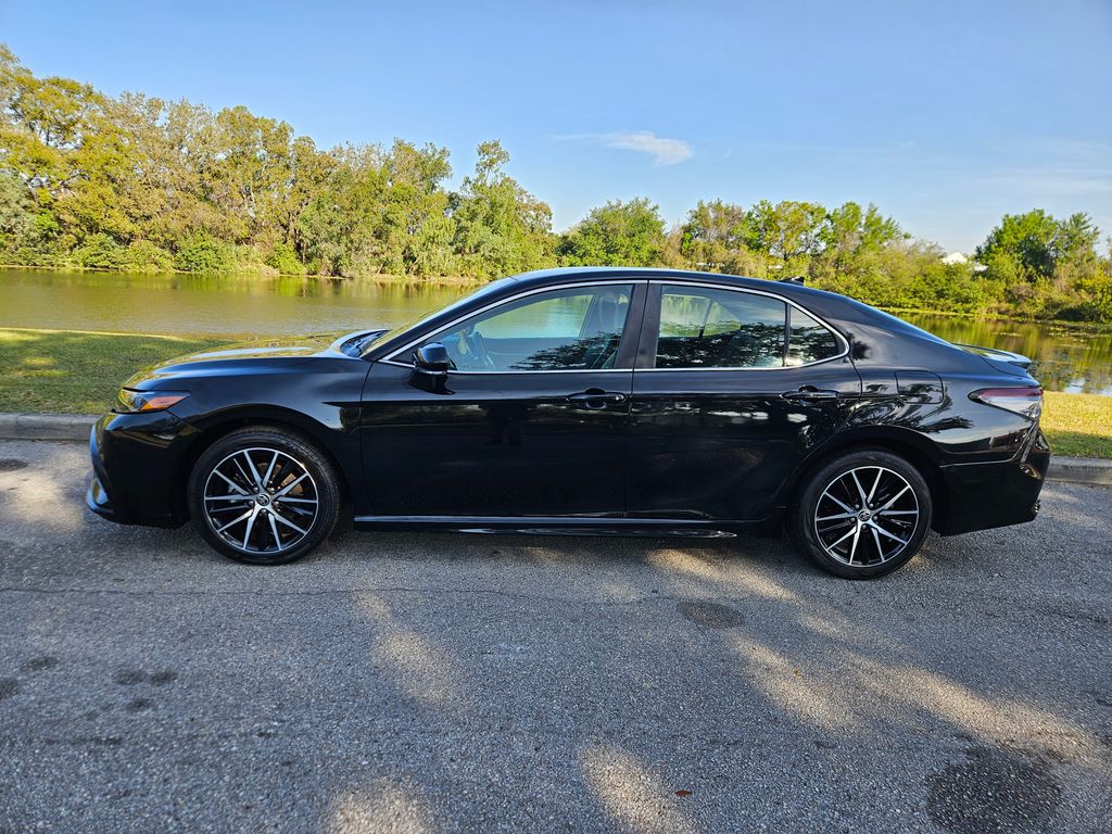 2022 Toyota Camry SE 2