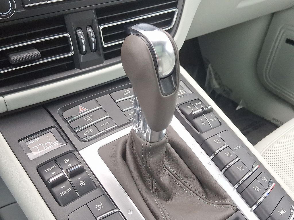 Thumbnail: 2020 Porsche Macan - 17