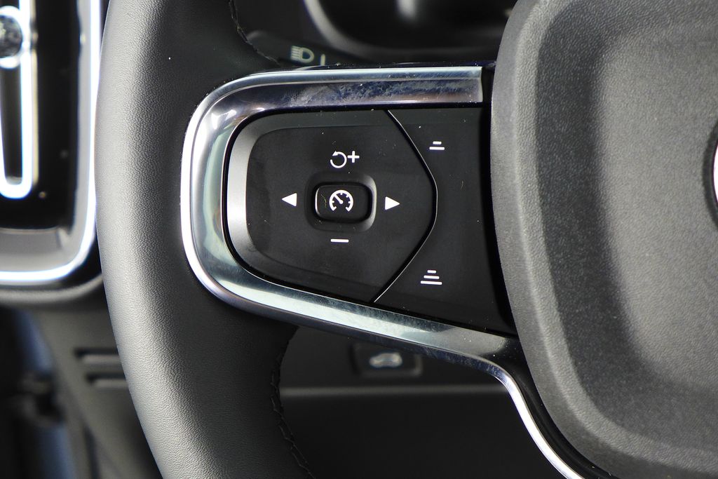 Thumbnail: 2023 Volvo XC40 - 30