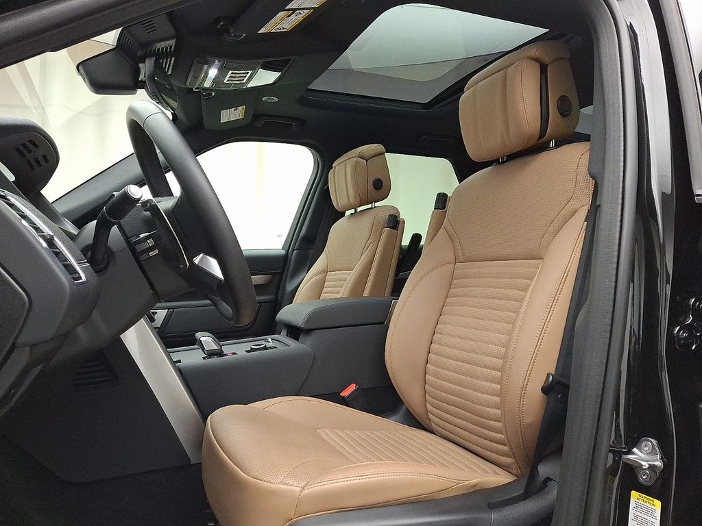 2024 Land Rover Discovery Dynamic SE 13