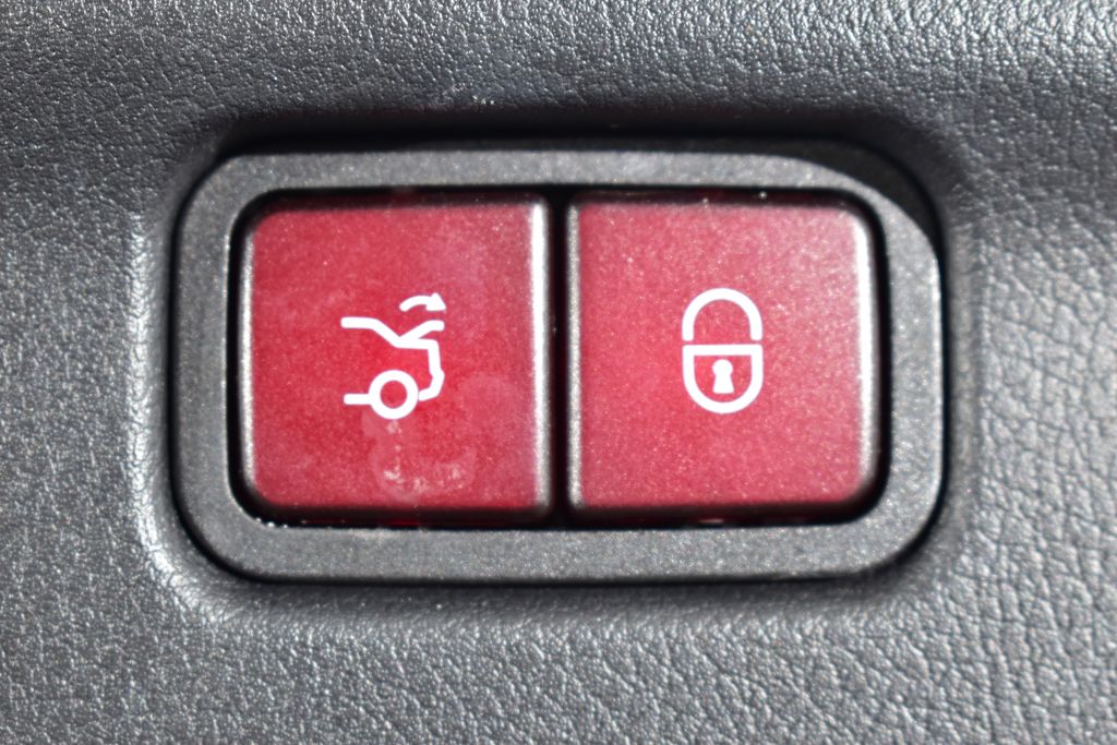 Thumbnail: 2023 Mercedes-Benz C-Class - 6