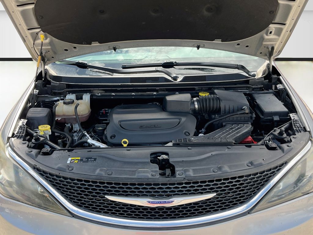 Used 2019 Silver Chrysler LX image 30