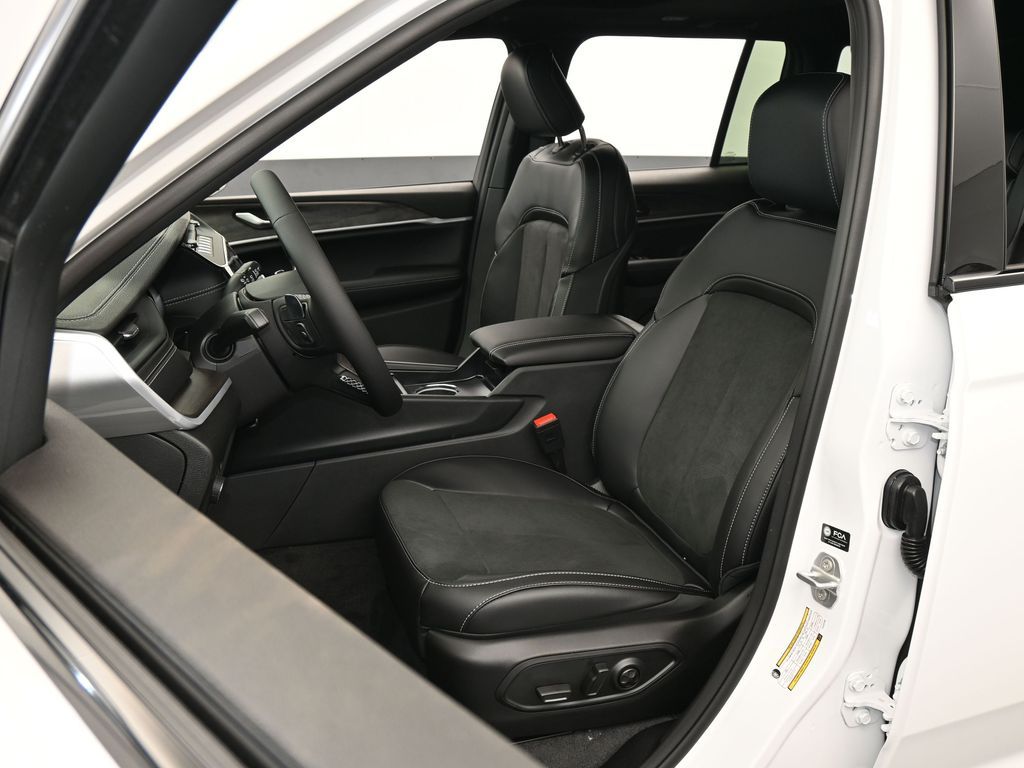 New 2026 Bright White Clearcoat Jeep Laredo image 10