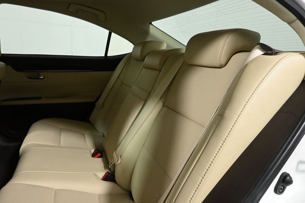 Thumbnail: 2018 Lexus ES - 4