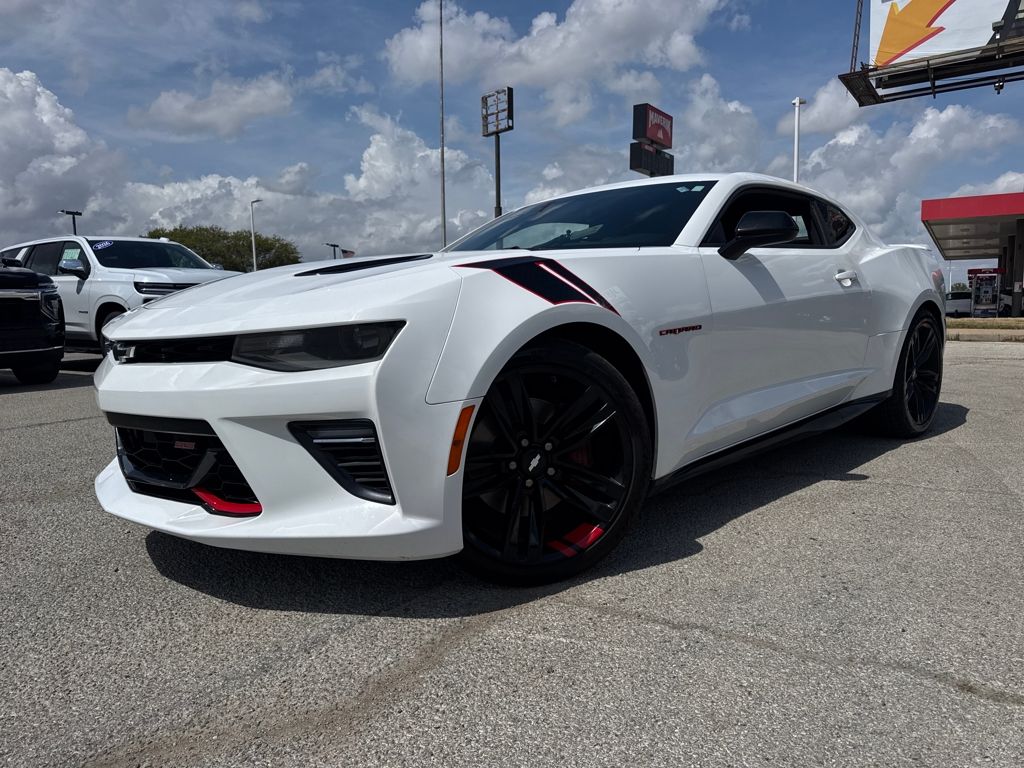 Summit White 2018 Chevrolet Camaro 2SS Coupe RWD Coupe Rear-Wheel Drive 6-Speed Manual