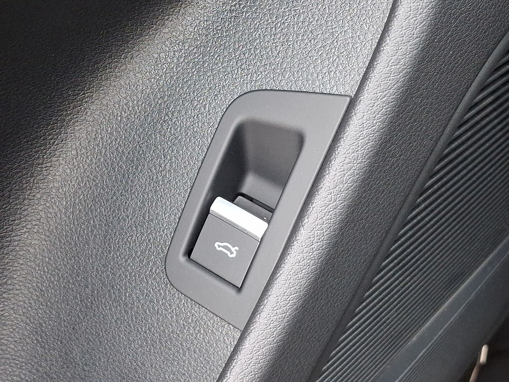 Thumbnail: 2022 Audi Q8 - 27