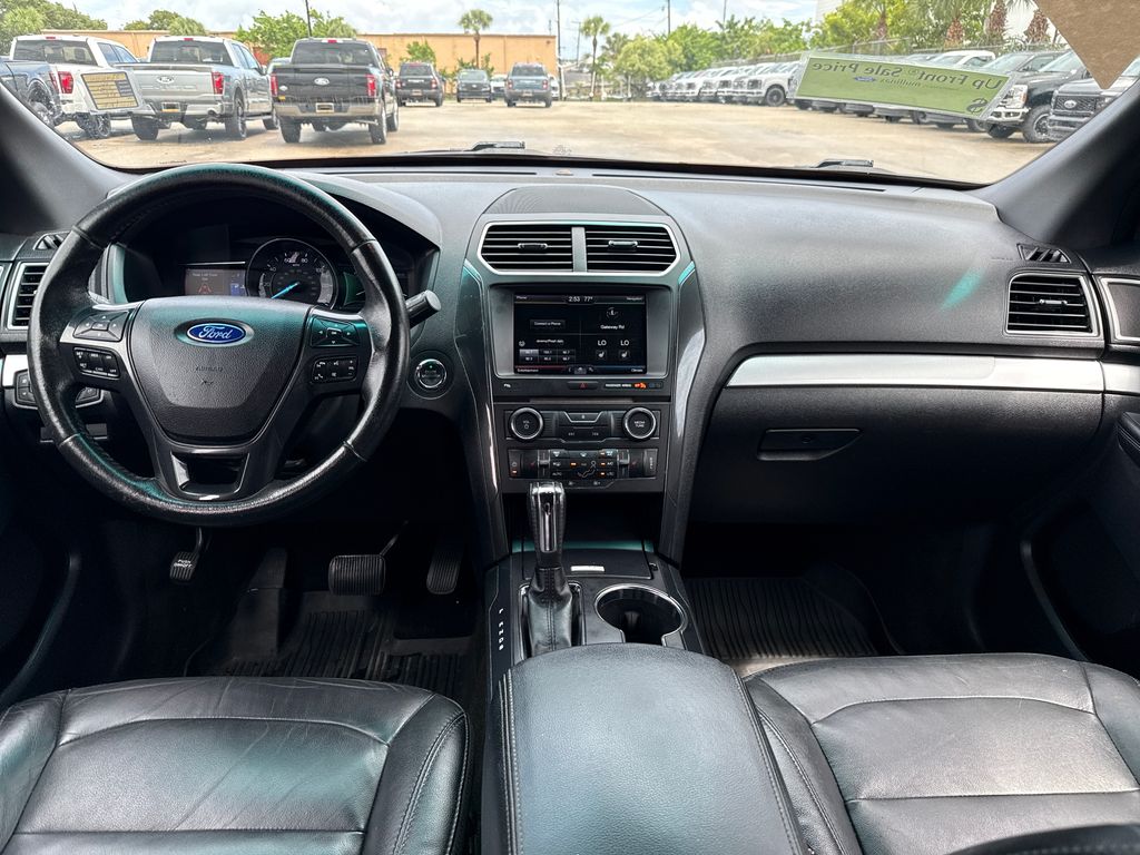 2016 Ford Explorer XLT photo 4