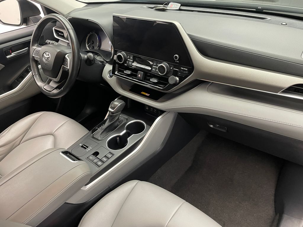 Thumbnail: 2023 Toyota Highlander - 16