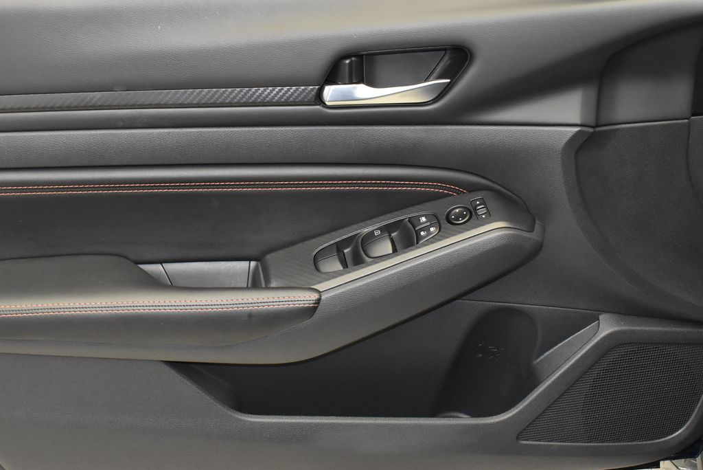 2022 Nissan Altima SR 11