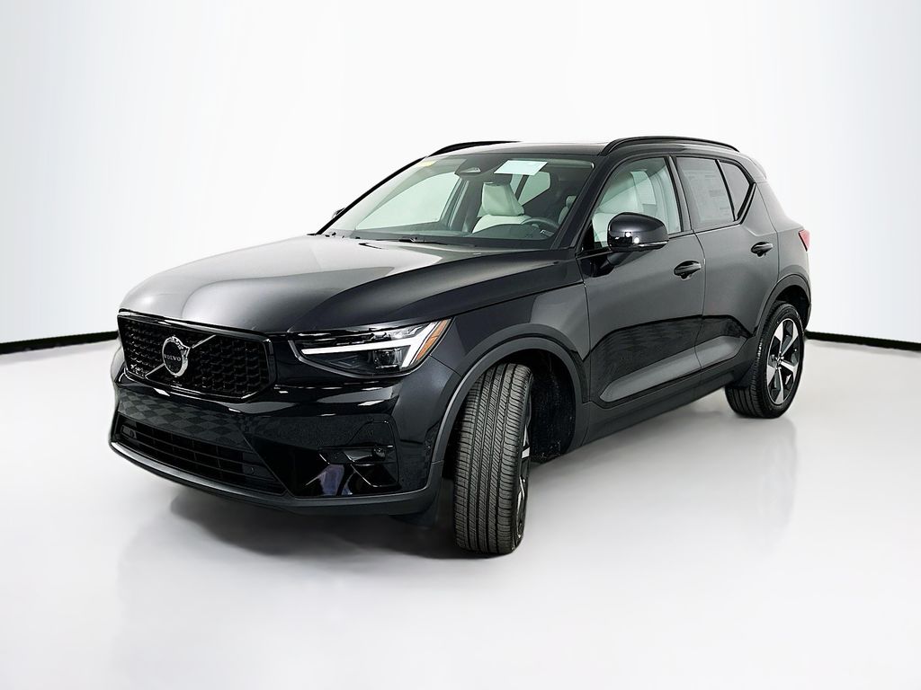 2025 Volvo XC40 B5 Plus Dark Theme