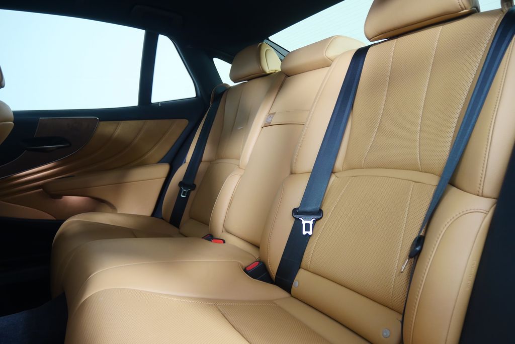 Thumbnail: 2021 Lexus LS - 16