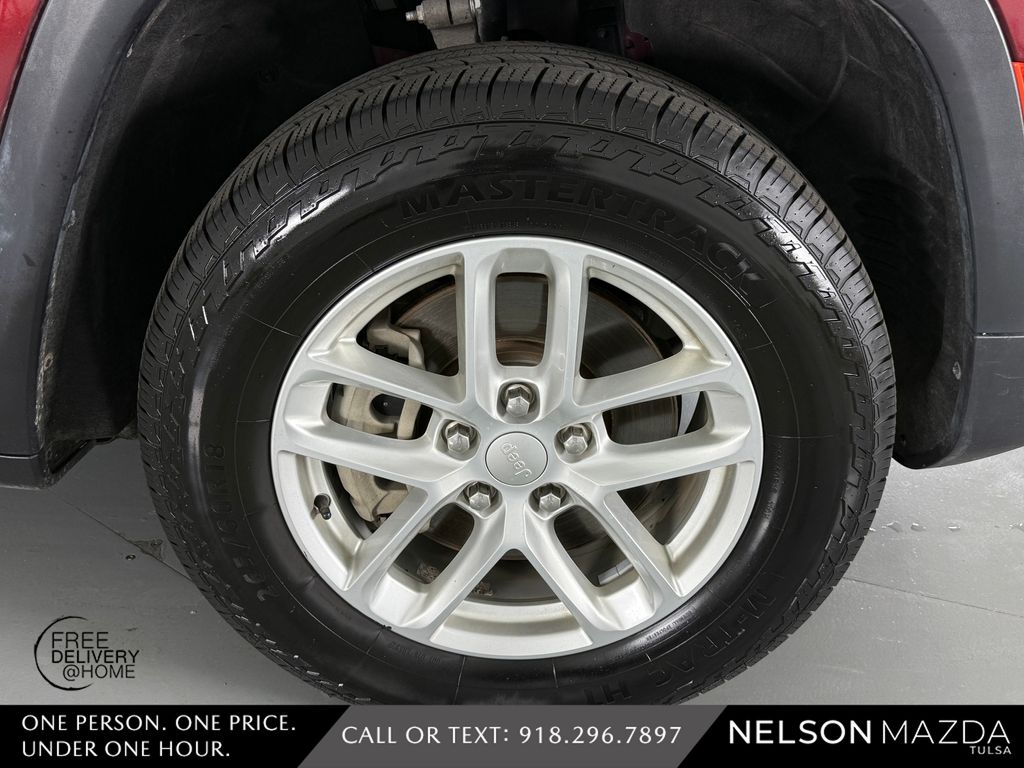 Used 2023 Red Jeep Laredo image 14