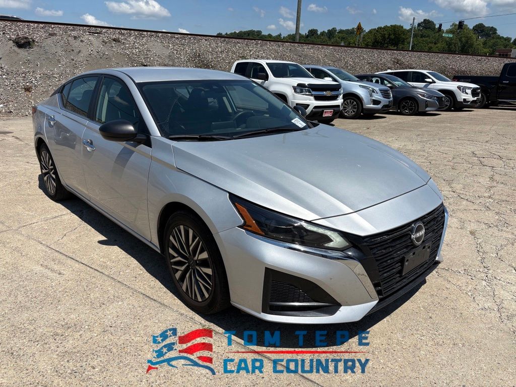 Brilliant Silver Metallic 2024 Nissan Altima Sedan Front-Wheel Drive Continuously Variable Transmission