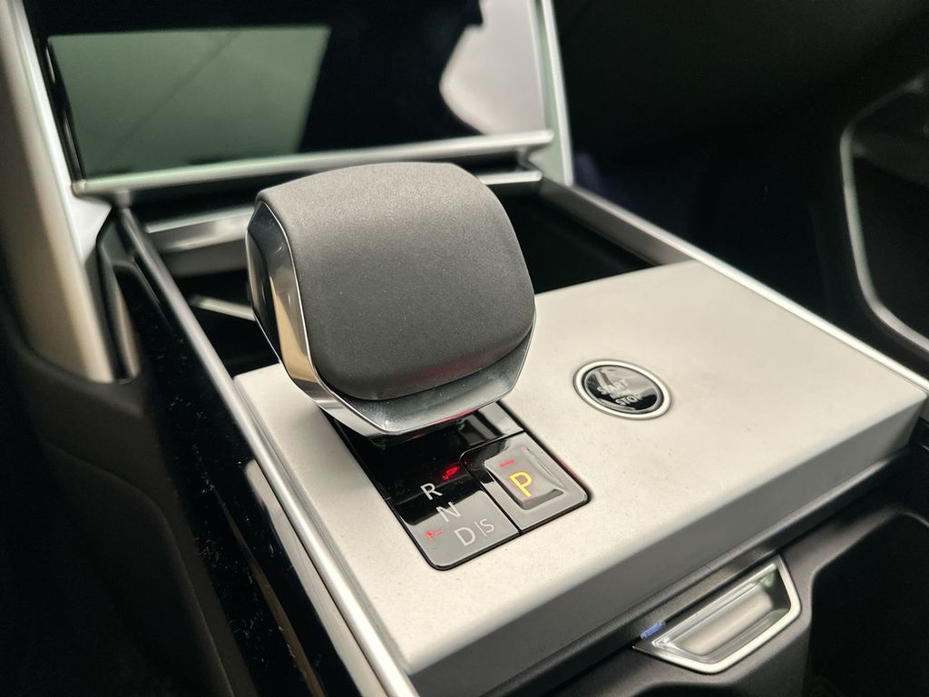 2025 Land Rover Range Rover SE 11