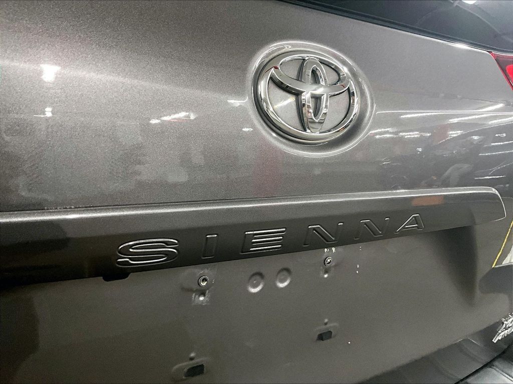 2020 Toyota Sienna — photo 27