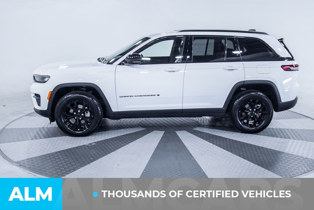 Used 2025 White/off-white Jeep Altitude image 4