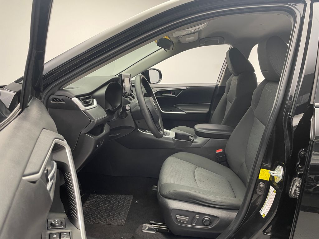 2022 Toyota RAV4 XLE 11