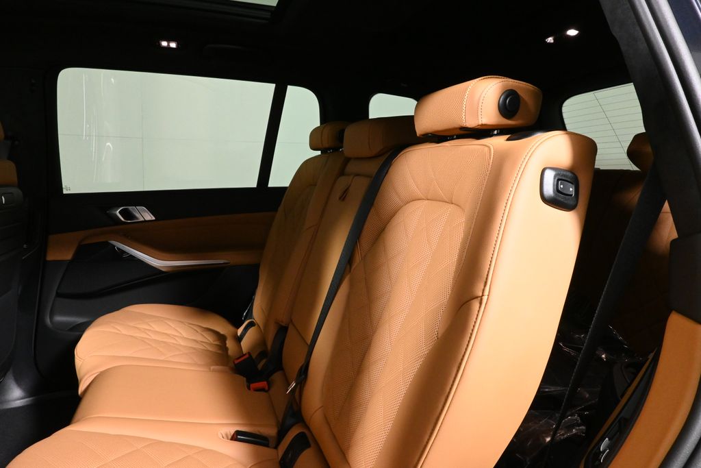 Thumbnail: 2027 BMW X7 - 4
