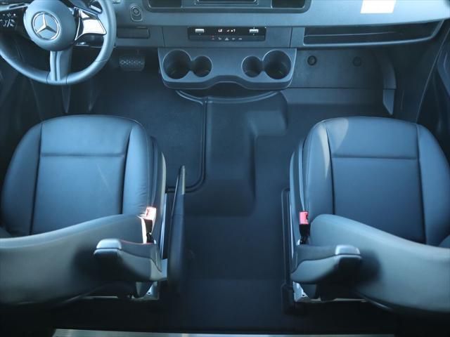 Thumbnail: 2025 Mercedes-Benz Sprinter - 17