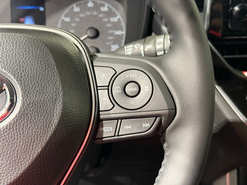 2025 Toyota Corolla Cross LE 26