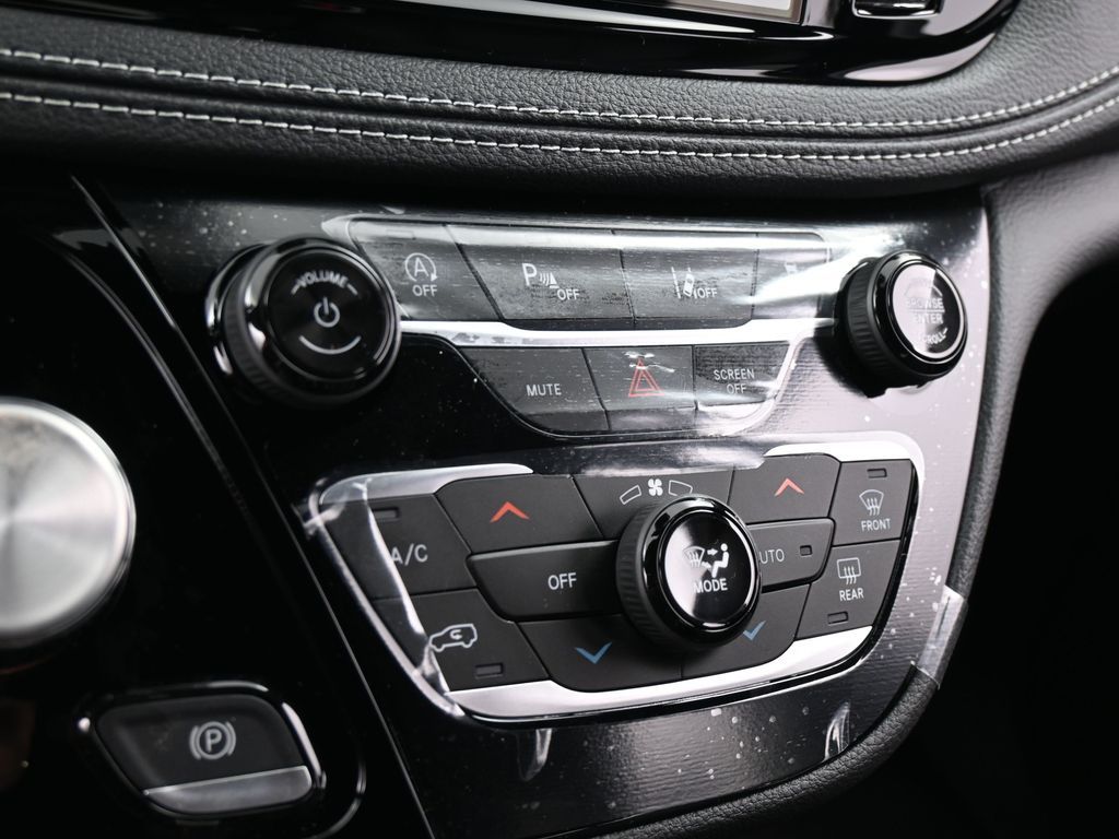 New 2026 Diamond Black Crystal Pearlcoat Chrysler Select image 20