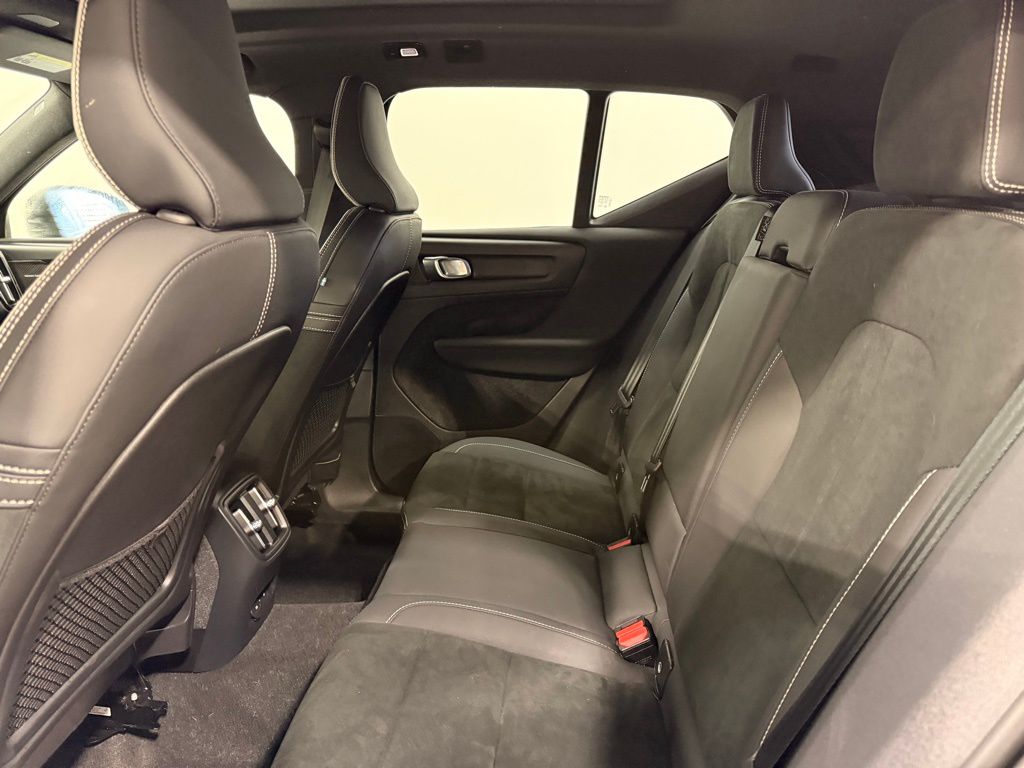 Thumbnail: 2023 Volvo XC40 - 21