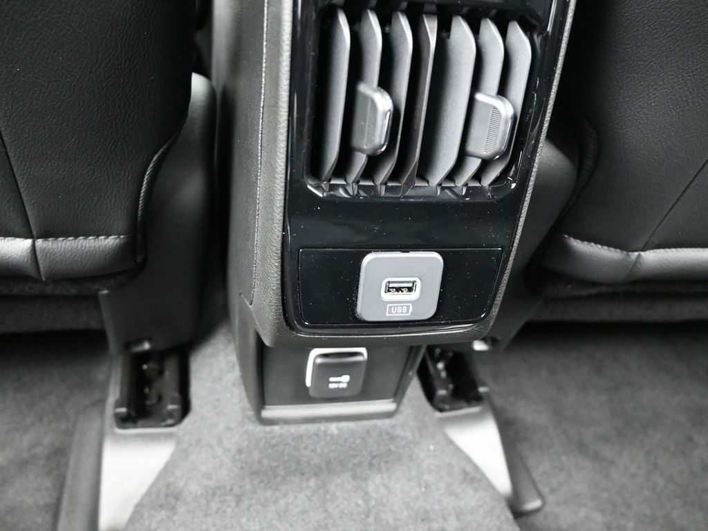 New 2026 Diamond Black Crystal Pearlcoat Jeep Latitude image 29