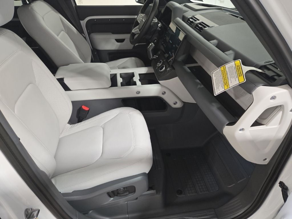 New 2026 White Land Rover X-Dynamic SE image 29