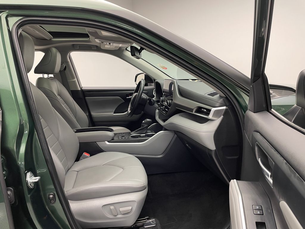 2023 Toyota Highlander XLE 21
