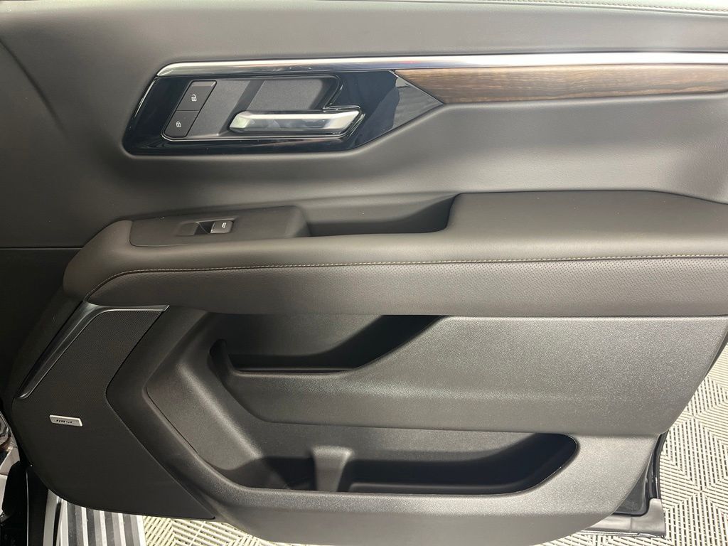 Thumbnail: 2026 Chevrolet Suburban - 9