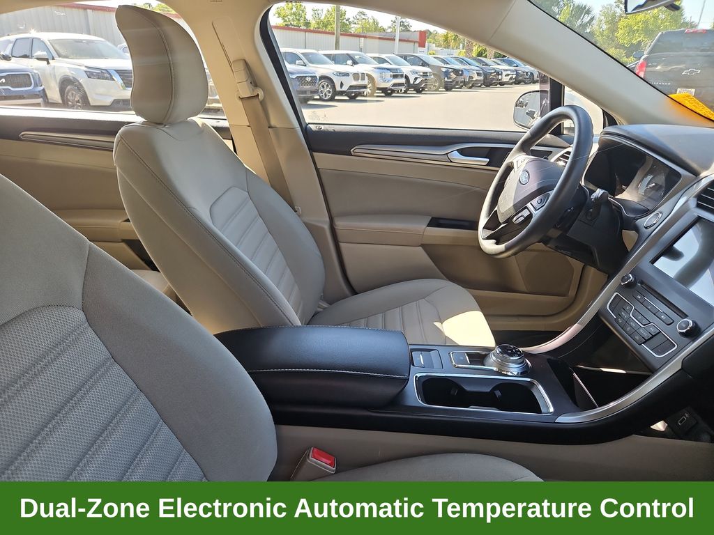 2018 Ford Fusion SE White at Matthews Motors of Wilmington